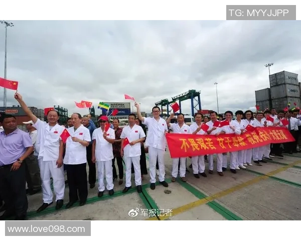 加蓬民众悼念布彭扎棺材覆盖国旗排队致敬场面感人 加蓬民众悼念布彭扎棺材覆盖国旗排队致敬场面感人