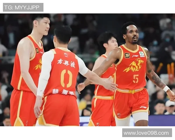 CBA青岛国信制药与浙江方兴渡激战正酣精彩对决引发球迷热议 CBA青岛国信制药与浙江方兴渡激战正酣精彩对决引发球迷热议